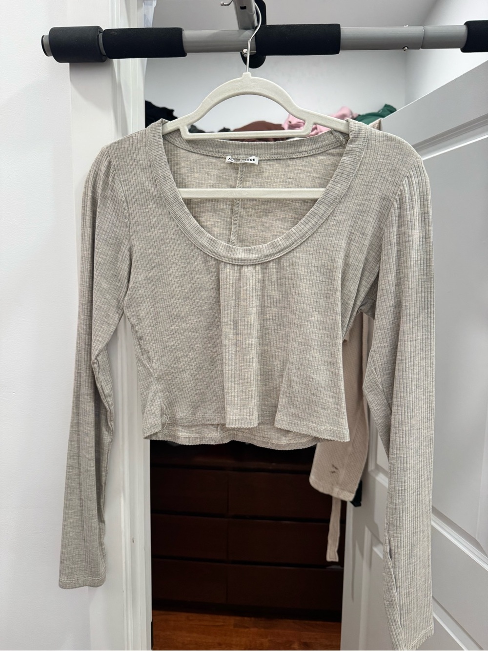Reformation Ribbed Scoop-Neck Long-Sleeve Crop Top - Light Taupe